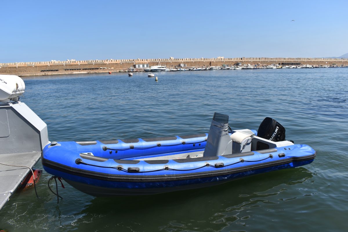 أحبط حراس السواحل محاولات هجرة غير شرعية بسواحلنا الوطنية وأنقذوا 122 شخصا كانوا على متن قوارب تقليدية الصنع، فيما تم توقيف 856 مهاجر غير شرعي من جنسيات مختلفة عبر التراب الوطني.