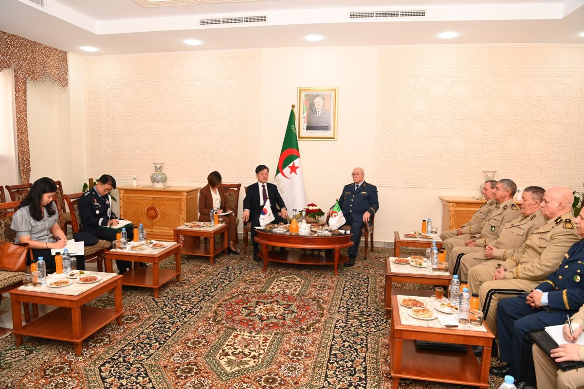 الأمين العام لوزارة الدفاع الوطني يستقبل سفير جمهورية كوريا بالجزائر