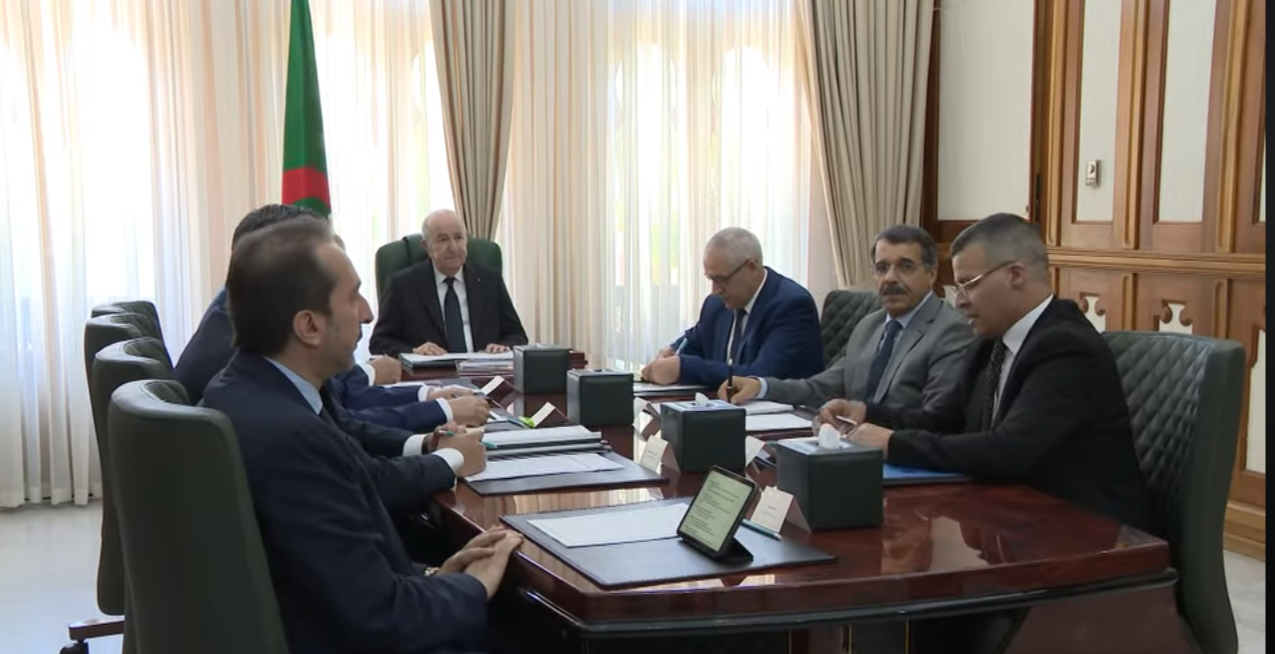 الرئيس تبون يترأس اجتماع عمل خُصص لتفعيل خدمة الشباك الوحيد