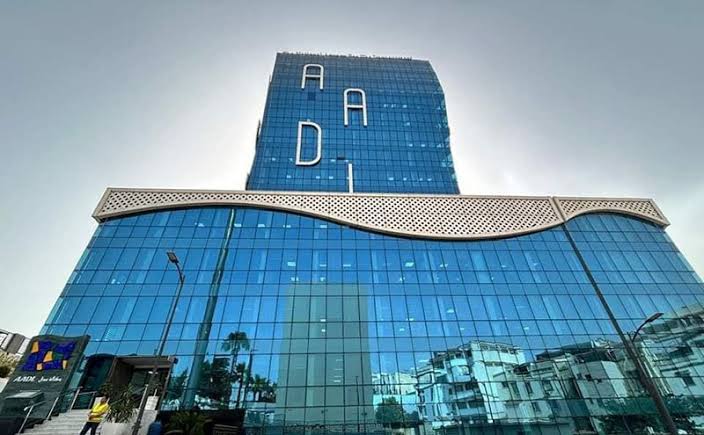 مكتتبون في برنامج عدل 3 يتصفحون المنصة الإلكترونية للاطلاع على نتائج دراسة ملفاتهم