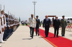 الرئيس تبون يستقبل الرئيس اللبناني جوزيف عون في مطار هواري بومدين الدولي