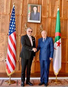 أحمد عطاف خلال استقباله المستشار الأمريكي لمسائل إفريقيا مسعد بولس بمقر وزارة الشؤون الخارجية بالجزائر
