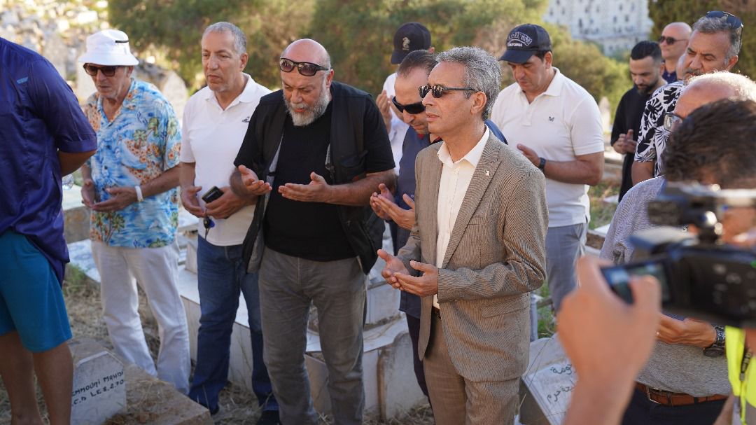 وزير الثقافة والفنون يشارك في تشييع جنازة الفنان والمخرج "سيد علي فتار"