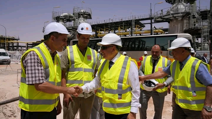 الرئيس المدير العام لمجمع سوناطراك رشيد حشيشي خلال زيارته لمشروع حاسي الرمل لتعزيز إنتاج الغاز الطبيعي