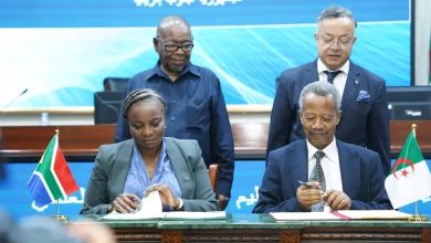 كمال بداري ونظيره الجنوب إفريقي خلال توقيع خطة العمل العلمية بين الجزائر وجنوب إفريقيا للفترة 2026-2028