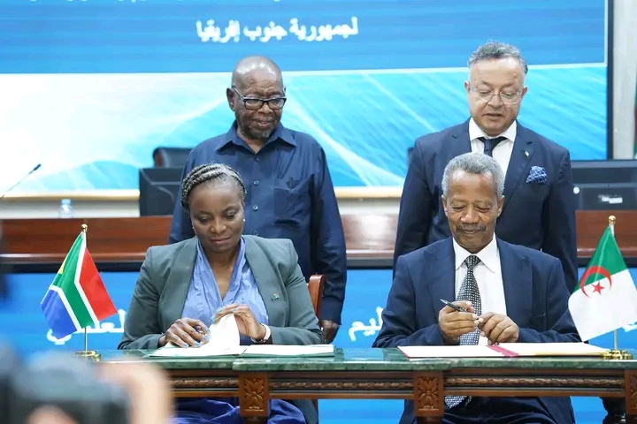 كمال بداري ونظيره الجنوب إفريقي خلال توقيع خطة العمل العلمية بين الجزائر وجنوب إفريقيا للفترة 2026-2028