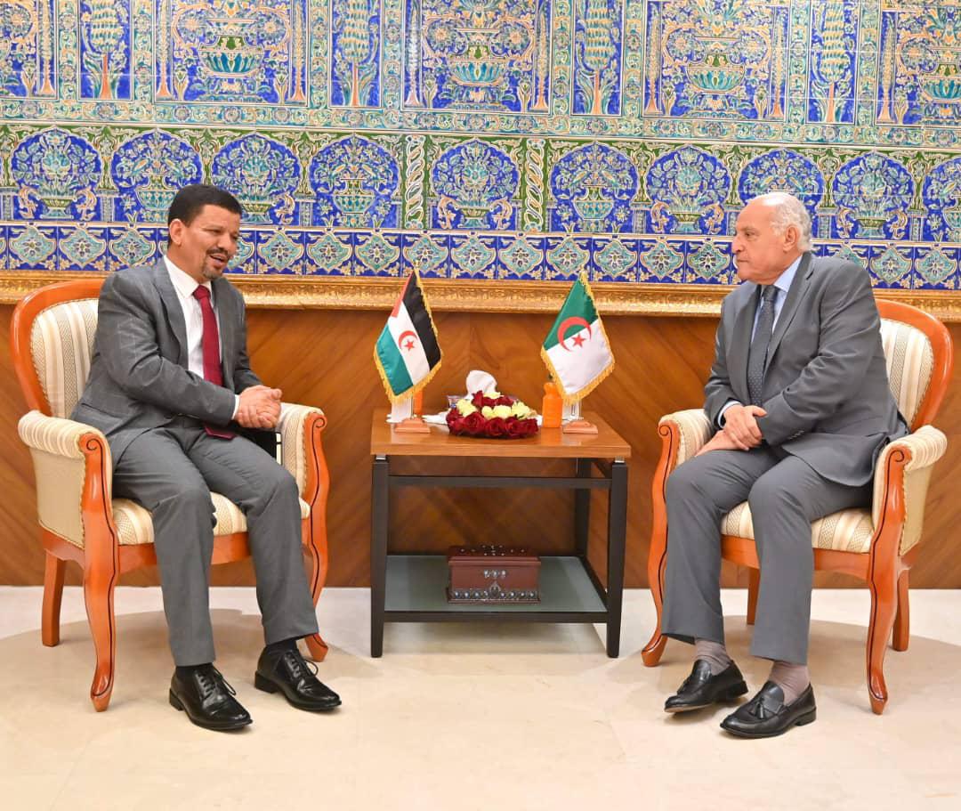 لقاء بين أحمد عطاف ومحمد يسلم بيسط لبحث مستجدات الصحراء الغربية والتعاون الإفريقي.