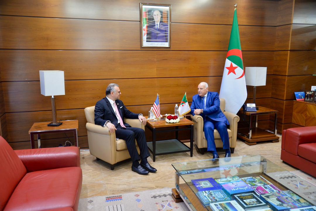 أحمد عطاف خلال استقباله المستشار الأمريكي لمسائل إفريقيا مسعد بولس بمقر وزارة الشؤون الخارجية بالجزائر
