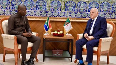 أحمد عطاف خلال استقباله لوزير العلاقات الدولية الجنوب إفريقي في مقر وزارة الخارجية الجزائرية