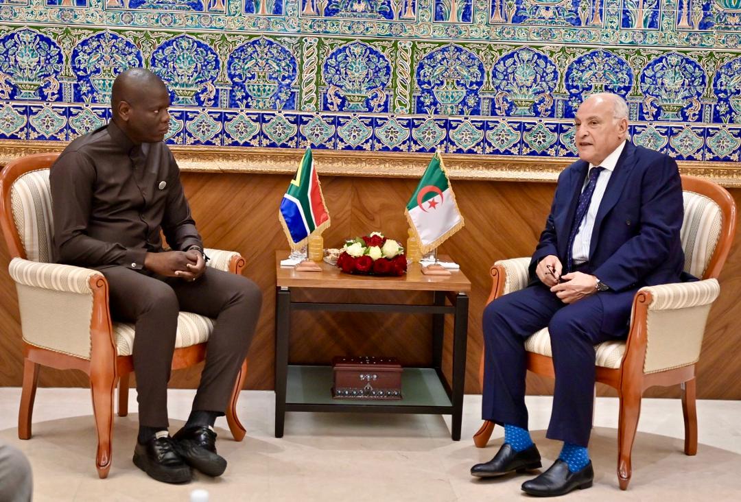 أحمد عطاف خلال استقباله لوزير العلاقات الدولية الجنوب إفريقي في مقر وزارة الخارجية الجزائرية
