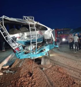 حادث المرور بولاية البيض الذي أودى بحياة 6 أشخاص وأدى إلى إصابة 45 آخرين.