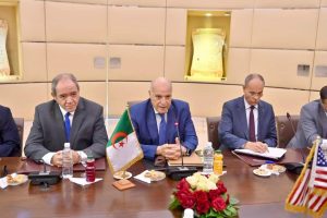 أحمد عطاف خلال استقباله المستشار الأمريكي لمسائل إفريقيا مسعد بولس بمقر وزارة الشؤون الخارجية بالجزائر