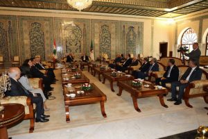 الرئيس تبون يستقبل الرئيس اللبناني جوزيف عون في مطار هواري بومدين الدولي