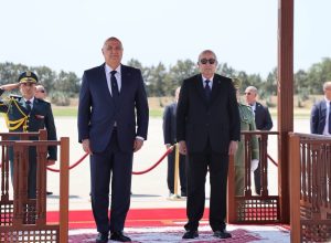 الرئيس تبون يستقبل الرئيس اللبناني جوزيف عون في مطار هواري بومدين الدولي