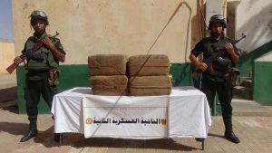 جنود من الجيش الوطني الشعبي خلال عملية حجز كيف معالج على الحدود مع المغرب