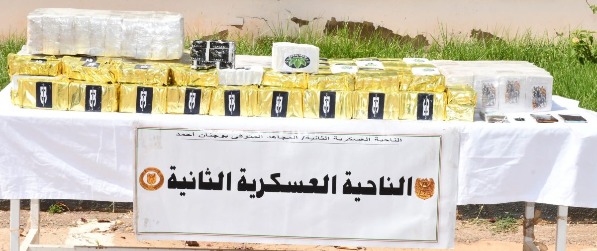 قوات الجيش الجزائري خلال حجز شحنة مخدرات مهربة عبر الحدود مع المغرب
