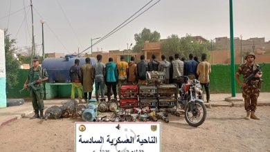 الجيش الوطني الشعبي يحجز معدات تنقيب غير مشروع عن الذهب تشمل مولدات كهربائية، مطارق ضغط، أجهزة كشف عن المعادن ومواد متفجرة خلال عملية ميدانية في الجنوب الجزائري.