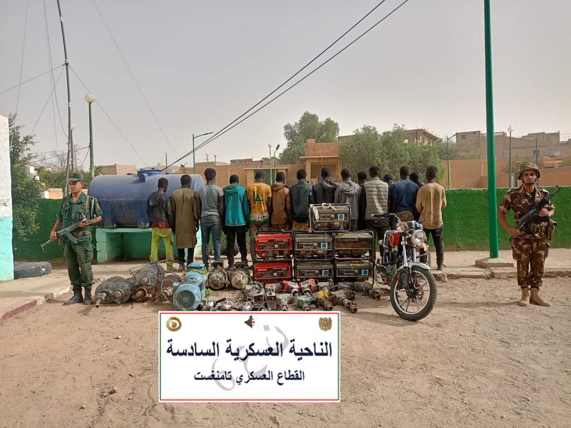 الجيش الوطني الشعبي يحجز معدات تنقيب غير مشروع عن الذهب تشمل مولدات كهربائية، مطارق ضغط، أجهزة كشف عن المعادن ومواد متفجرة خلال عملية ميدانية في الجنوب الجزائري.