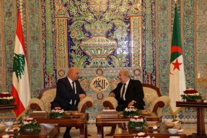 الرئيس تبون يستقبل الرئيس اللبناني جوزيف عون في مطار هواري بومدين الدولي