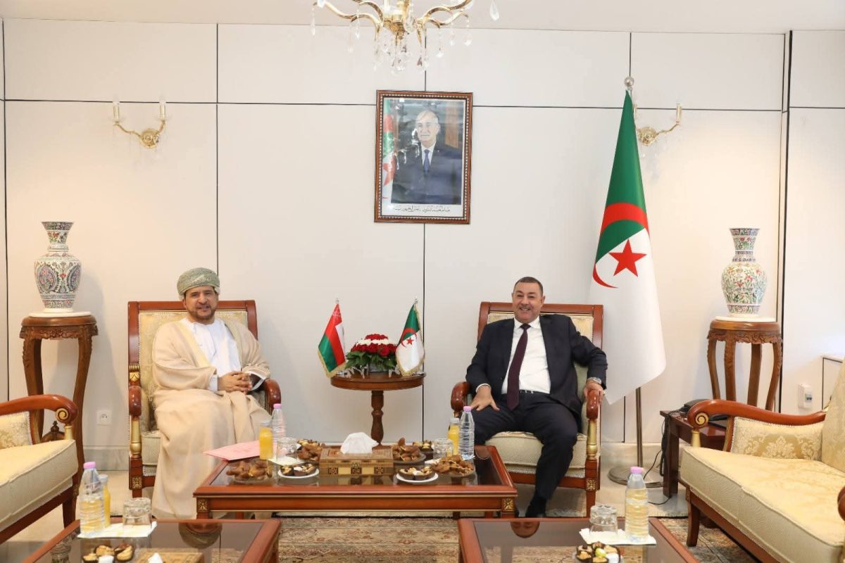 السعيد سعيود وزير النقل يستقبل سفير سلطنة عمان سيف بن ناصر بن راشد البداعي بمقر الوزارة لبحث سبل تعزيز التعاون الثنائي في مجال النقل – الجزائر، جويلية 2025.