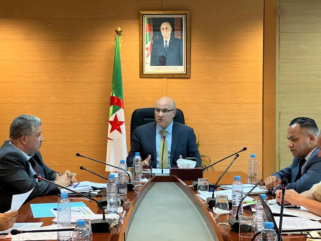 الطيب زيتوني يترأس اجتماع التحضيرات لمعرض IATF 2025 بالجزائر.