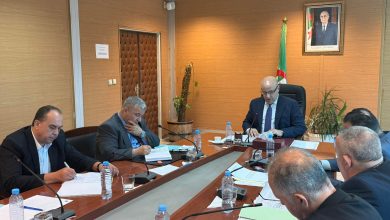 الوزير الطيب زيتوني يترأس اجتماعًا بمقر وزارة التجارة لتقييم تموين السوق وضبط توزيع المواد الاستهلاكية عبر ولايات الجنوب