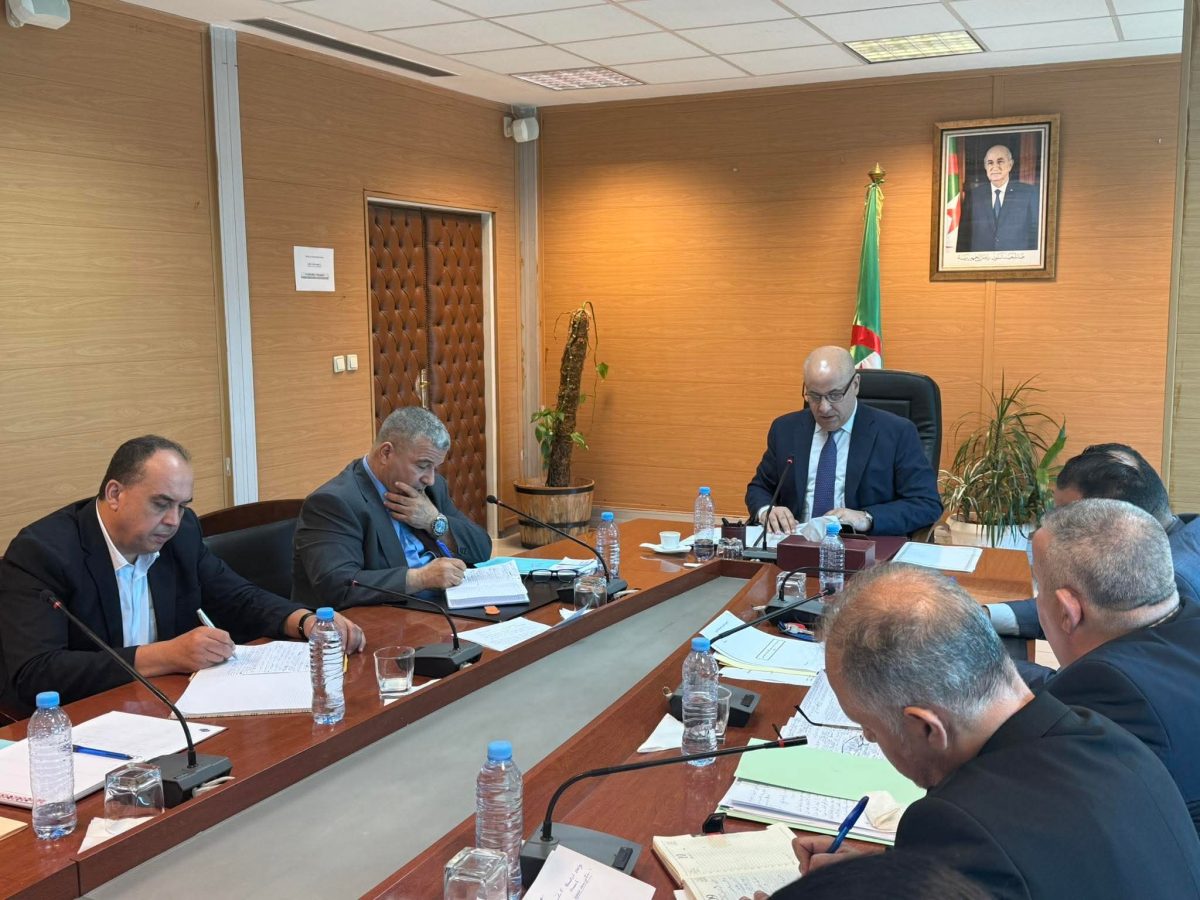 الوزير الطيب زيتوني يترأس اجتماعًا بمقر وزارة التجارة لتقييم تموين السوق وضبط توزيع المواد الاستهلاكية عبر ولايات الجنوب