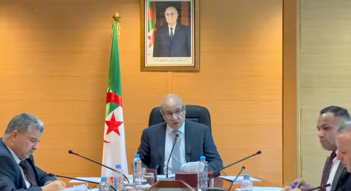 الطيب زيتوني خلال اجتماع تنسيقي لتقييم السوق وإطلاق إجراءات لحماية الفلاحين.