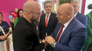 العيد ربيقة لدى استقباله في مطار ماناغوا للمشاركة في احتفالات الثورة الساندينية ممثلاً للرئيس عبد المجيد تبون.