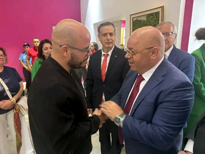 العيد ربيقة لدى استقباله في مطار ماناغوا للمشاركة في احتفالات الثورة الساندينية ممثلاً للرئيس عبد المجيد تبون.