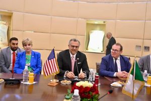 أحمد عطاف خلال استقباله المستشار الأمريكي لمسائل إفريقيا مسعد بولس بمقر وزارة الشؤون الخارجية بالجزائر