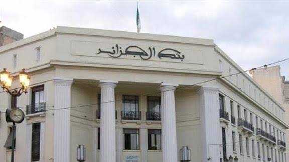 محافظ بنك الجزائر يوقّع تعليمة جديدة بخصوص حق الصرف للسفر إلى الخارج.
