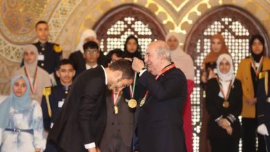 رئيس الجمهورية عبد المجيد تبون خلال إشرافه على حفل تكريم المتفوقين في شهادتي البكالوريا والتعليم المتوسط بقصر الشعب