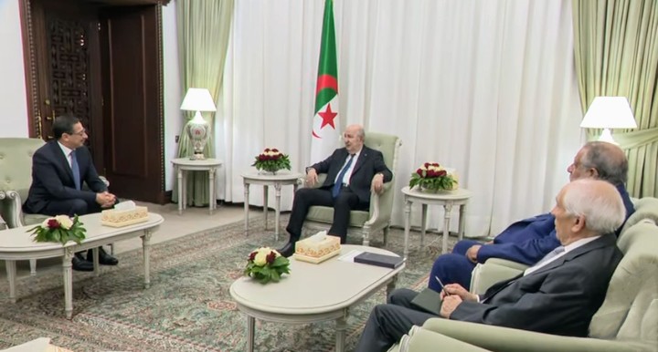 رئيس الجمهورية عبد المجيد تبون يستقبل سفير تونس رمضان الفايض في زيارة وداع عقب انتهاء مهامه بالجزائر.