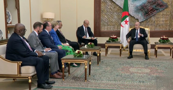 عبد المجيد تبون خلال استقباله المستشار الرفيع للرئيس الأمريكي بالجزائر