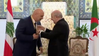 رئيس الجمهورية عبد المجيد تبون يقلد الرئيس اللبناني وسام أثير من مصف الاستحقاق الوطني