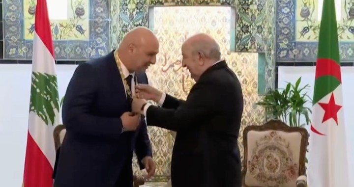 رئيس الجمهورية عبد المجيد تبون يقلد الرئيس اللبناني وسام أثير من مصف الاستحقاق الوطني