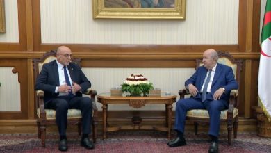 رئيس الجمهورية عبد المجيد تبون خلال استقباله لرئيس حركة مجتمع السلم عبد العالي حساني الشريف بحضور المستشار زهير بوعمامة