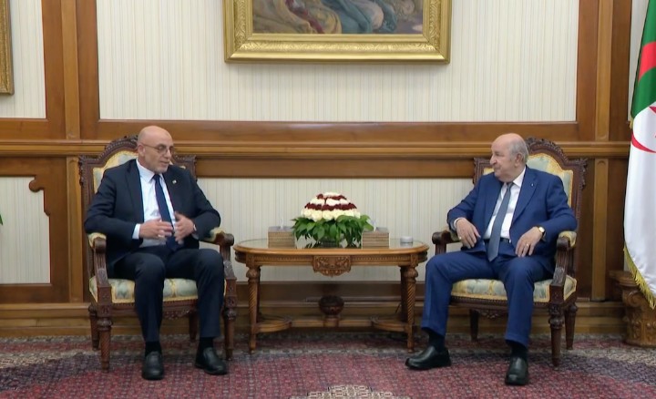 رئيس الجمهورية عبد المجيد تبون خلال استقباله لرئيس حركة مجتمع السلم عبد العالي حساني الشريف بحضور المستشار زهير بوعمامة