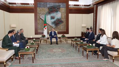 الرئيس عبد المجيد تبون خلال لقائه مع وفد إعلامي لبناني في إطار زيارة الرئيس جوزيف عون إلى الجزائر