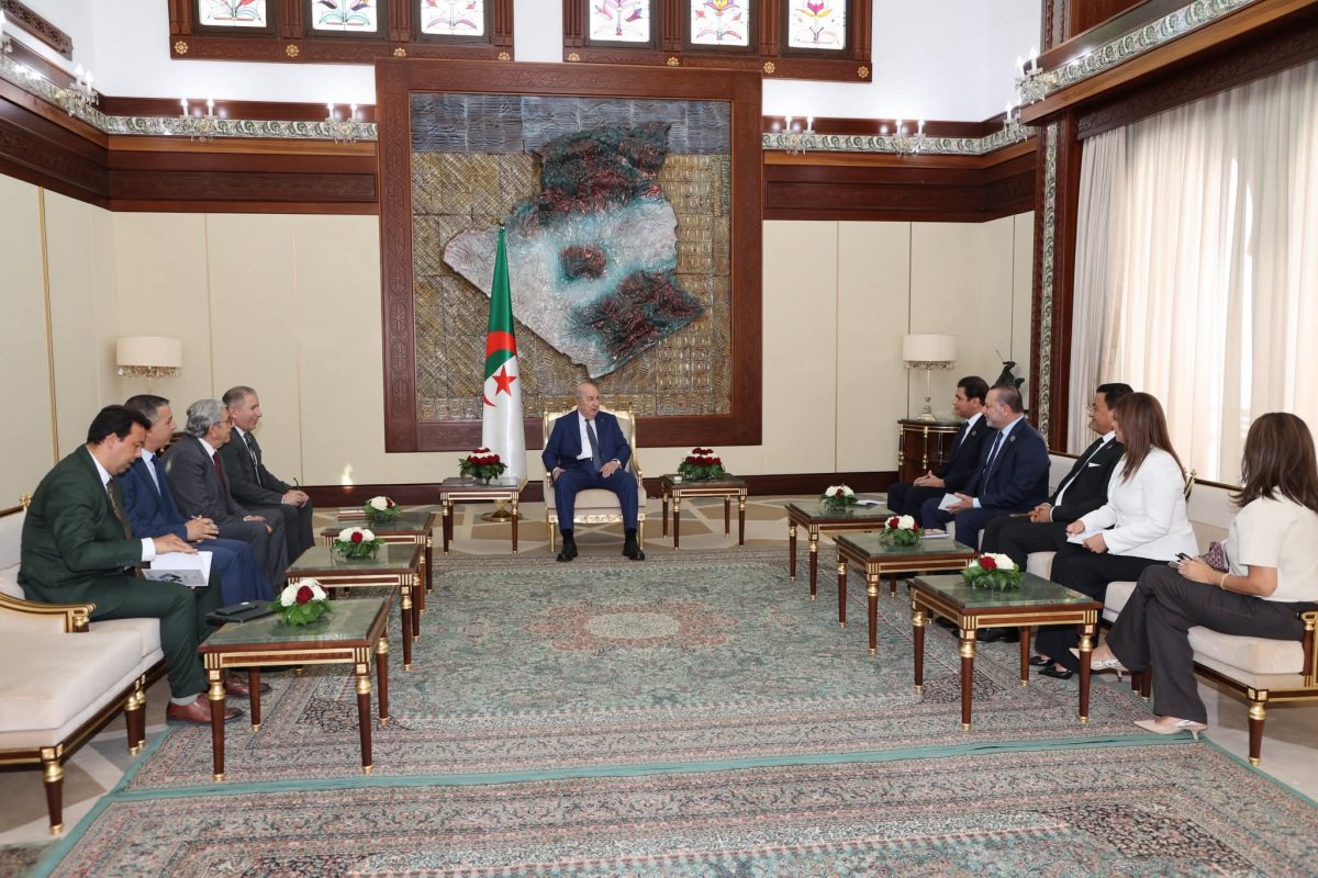 الرئيس عبد المجيد تبون خلال لقائه مع وفد إعلامي لبناني في إطار زيارة الرئيس جوزيف عون إلى الجزائر