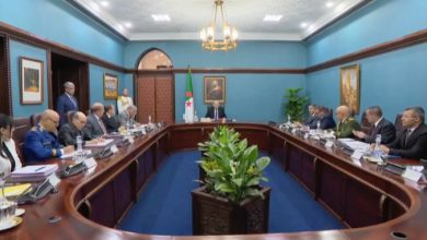 رئيس الجمهورية عبد المجيد تبون خلال جلسة عمل حول التصدير والاستيراد