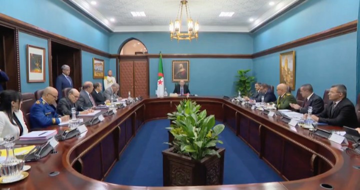 رئيس الجمهورية عبد المجيد تبون خلال جلسة عمل حول التصدير والاستيراد