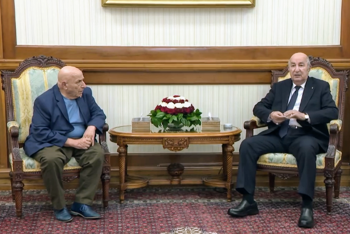 رئيس الجمهورية عبد المجيد تبون خلال استقباله الكاتب رشيد بوجدرة