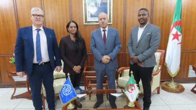 وزير الصحة عبد الحق سايحي خلال استقباله ممثلة المنظمة الدولية للهجرة لاليني فيراسامي بمقر الوزارة لبحث التعاون في مجال التكفل الصحي باللاجئين