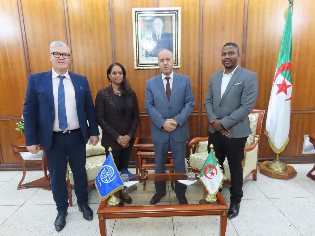 وزير الصحة عبد الحق سايحي خلال استقباله ممثلة المنظمة الدولية للهجرة لاليني فيراسامي بمقر الوزارة لبحث التعاون في مجال التكفل الصحي باللاجئين