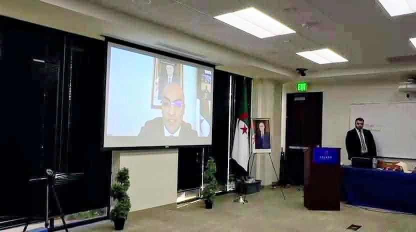 سفيان شايب خلال مشاركته في لقاء افتراضي مع كفاءات الجالية الجزائرية بكاليفورنيا عبر تقنية التحاضر عن بعد