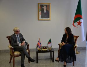 سلمة بختة منصوري خلال استقبالها لسفراء قطر والكونغو والموزمبيق وبريطانيا في مقر وزارة الشؤون الخارجية الجزائرية