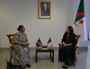 سلمة بختة منصوري خلال استقبالها لسفراء قطر والكونغو والموزمبيق وبريطانيا في مقر وزارة الشؤون الخارجية الجزائرية