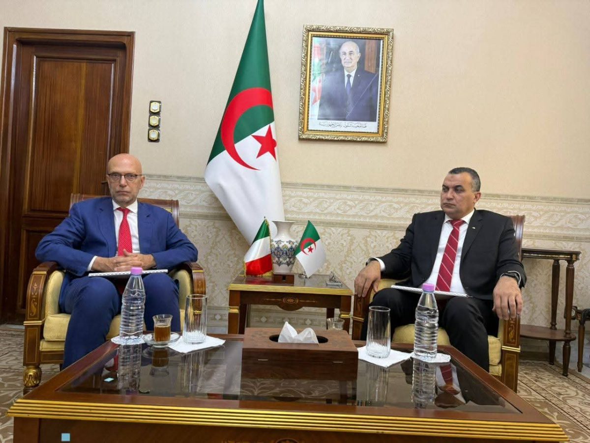 وزير البريد سيد علي زروقي خلال لقائه مع سفير إيطاليا بالجزائر ألبرتو كوتيللو